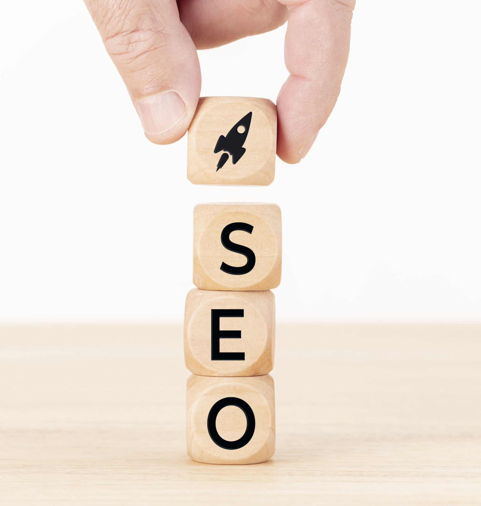 4 drewniane klocki sześcienne 1cm z ikonką rakiety i literami S E O