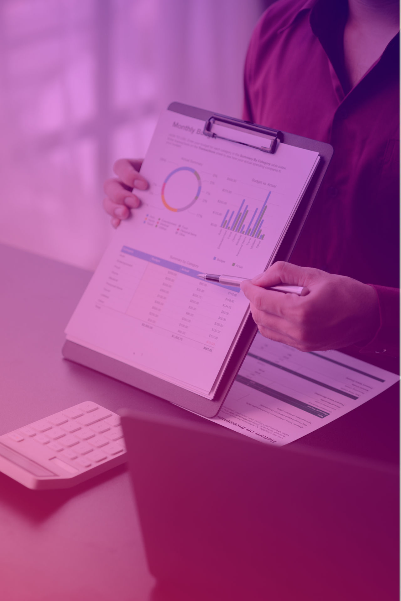 Osoba prezentując wykresy symbolizuje słownik SEO